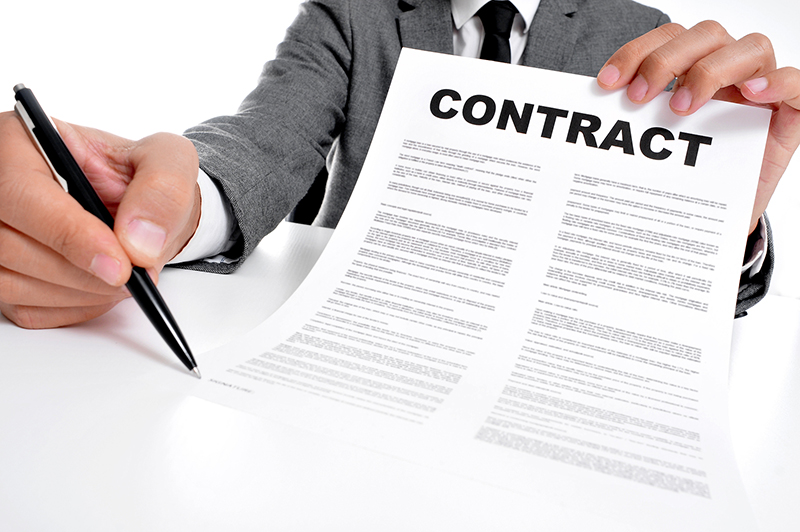 Trước khi làm việc, người lao động cần phải ký hợp đồng lao động với doanh  nghiệp để đảm bảo quyền lợi cho chính mình