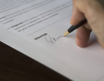 Người lao động được hưởng quyền gì khi vẫn làm việc dù đã hết hạn hợp đồng?